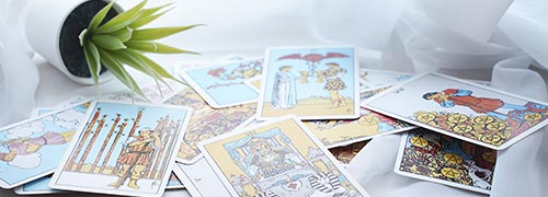 With the help of the so-called online tarot you can look into the future and predict certain events.