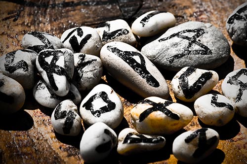 The order of the futhark rune alphabet - learn the meaning of the script symbols now!