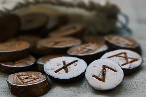 Mystical divination with futhark runes and the naming rune Naudhiz!