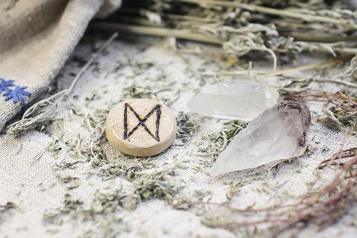 Mystical divination with futhark runes and the naming rune Dagaz!