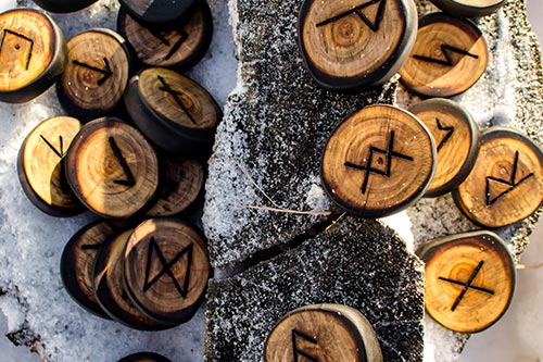 Mystical divination with futhark runes and the naming rune Ingwaz!