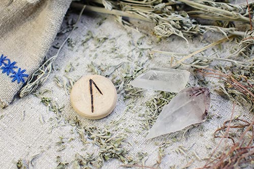 Mystical scrying with futhark runes and the naming rune laguz!