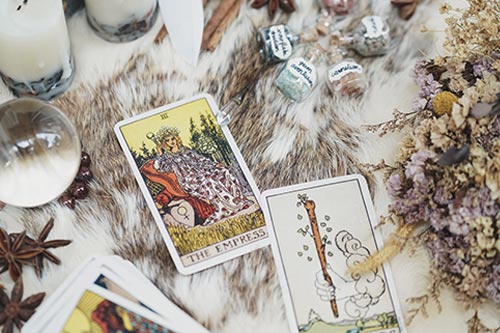 Explore the depths of your soul and find yourself with the tarot for spiritual help!