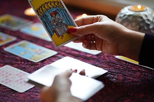 The weekly overview in the tarot gives you a glimpse into your upcoming future.