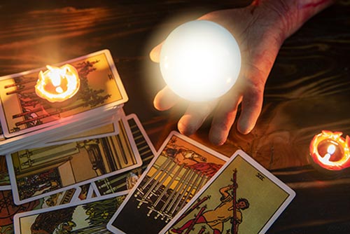 The weekly overview in the online tarot gives you clarity.